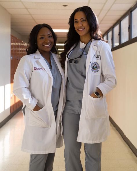 Dermatology Nurse, Black Nurses, Black Doctor, Nursing Goals, Aesthetic Doctor, Nursing School Motivation, Nurse Inspiration, Doctor Outfit, Nurse Aesthetic