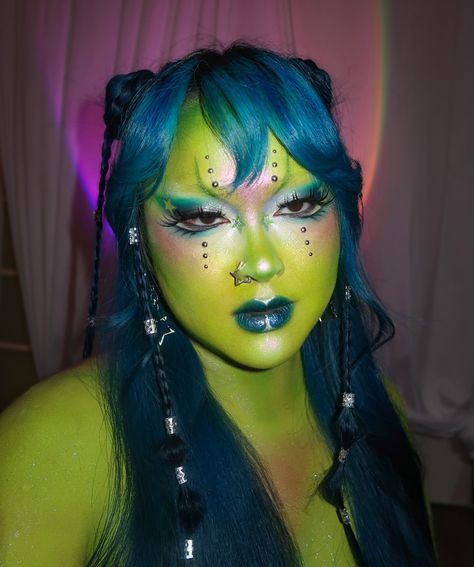 Alien superstars just landed 👽🛸🌟💚 collab with the lovely @babenexttdoor 🫶🏼 . @mehronmakeup paradise AQ pro paint palette + mixing liquid (makes it more transfer proof!) @glisten_cosmetics white spectra base + twilight chroma gloss @kaleidosmakeup limelight epiphany glow liner + agave cloud lab lip clay + black jasmine palette @blendbunnycosmetics blends palette + @donidarkowitz palette @likely.makeup switchblade lashes @getstonned stud pack @onesize gworly pop blush trio @starface . . #... Cosmo Makeup Look, Green Alien Makeup Halloween, Alien Themed Makeup, Alien Halloween Makeup Easy, Retro Alien Makeup, Aliencore Makeup, White And Green Makeup, Alien Costume Makeup, Easy Alien Makeup