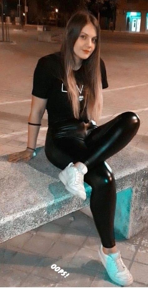 Yoga Outfits For Women Fashion, Leather Tights, 20 Minute Workout, Wet Look Leggings, Black Leather Leggings, Foto Shoot, Shiny Pants, Liquid Leggings, Leather Pants Women