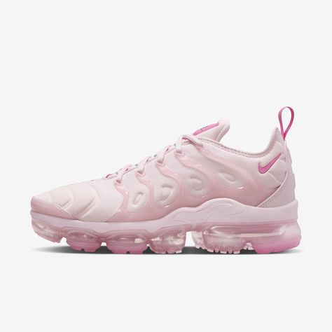 The Nike Air VaporMax Plus looks to the past to propel you into the future. Nodding to the Air Max Plus released in '98 with its floating cage, padded upper and heel logo, it adds revolutionary VaporMax Air technology to ramp up your comfort and create a modern look. Pink Vapor Max Outfit, Pink Vapormax Nike Outfit, Pink Nike Vapormax Women, Hype Shoes Women, Pink Vapormax Nike, Pink Nike Shoe, Vapor Max Nike Women, Shoes To Get, Nike Pink Shoes