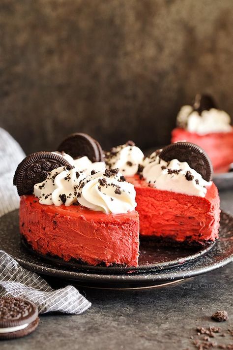 This Red Velvet Oreo Cheesecake is calling your name! Made in a 6 inch springform pan. Cheesecake 6 Inch, Red Cheesecake, Small Cheesecake Recipe, Red Velvet Oreo Cheesecake, Christmas Ice Cream Cake, Small Cheesecakes, Oreo Crust Cheesecake, Night Dessert, Red Velvet Oreo