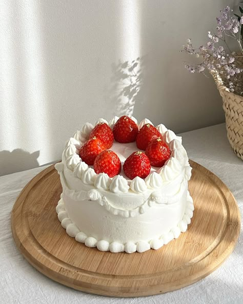 Homemade Cakes Aesthetic, Strawberry Korean Cake, Simple Strawberry Cake Design, Strawberry On Cake, Strawberry Vintage Cake, Small Bday Cake, Cake Strawberry Aesthetic, White Strawberry Cake, Aesthetic Strawberry Cake