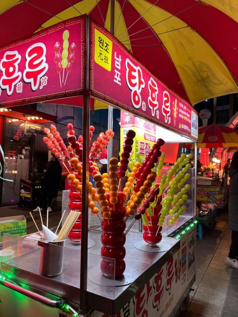 tanghulu Korean Street Market, Korean Food Market, Korean Market Aesthetic, Korean Food Stall, Korean Street Food Stall, Korean Street Food Seoul, Booth Design Food, Street Food Stall, Korea Street Food