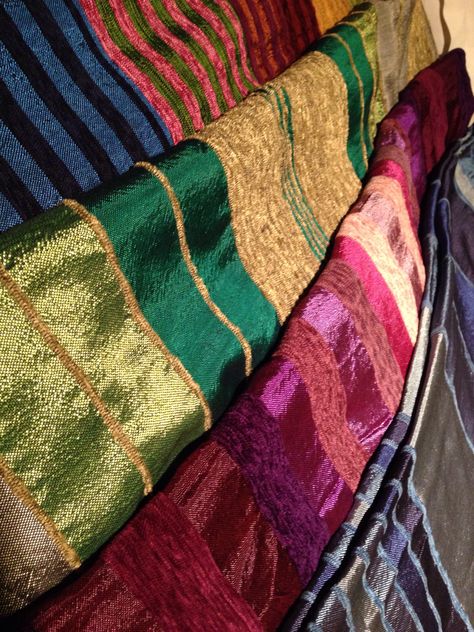 Moroccan Textiles Fabrics, Moroccan Fabric, Moroccan Textiles, Art Appliqué, People Food, Textile Fabrics, Fabric Store, Marrakech, The Rain