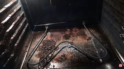 How To Clean A Super Dirty Oven, Clean Burnt Oven, How To Clean Bottom Of Oven, How To Clean Burnt Oven, How To Clean Electric Oven, How To Clean The Oven, Self Cleaning Oven Tips, Clean Oven Easy, Deep Clean Oven