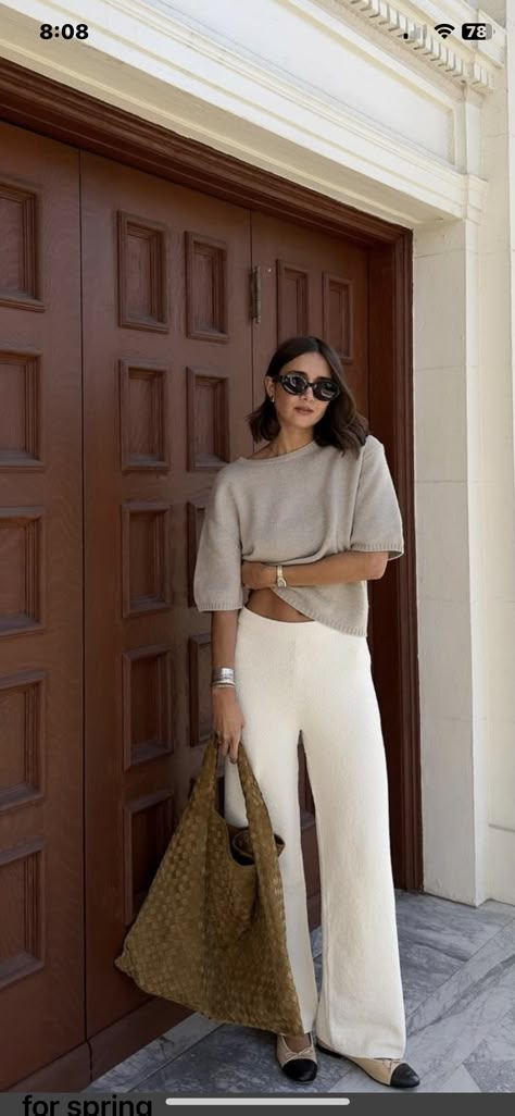 Hot Summer Classy Outfits, Soft White Clothes, Minimal Classy Style, Eat Pray Love Outfits, Italian Womens Fashion Casual, Structured Feminine Style, Comfy And Classy Outfits, Classy Spring Outfits Casual, White Puff Top Outfit