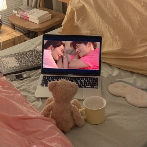 Cozy Watching Movies, Watching Kdrama Aesthetic, Watching Movies In Bed, Angie Core, Watching Laptop, Watching Kdrama, Kdrama Aesthetics, Pr Ideas, Jelly Jelly