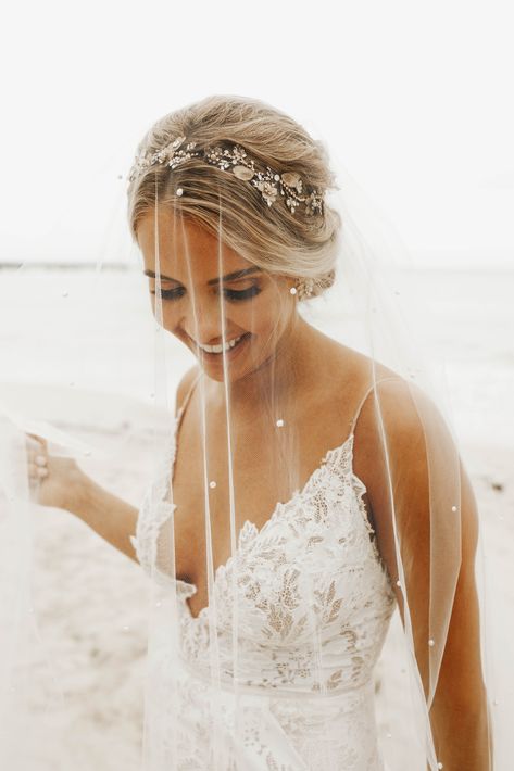 Beach Wedding Dress Veil, Beach Wedding Veil Ideas, Beach Wedding Dress With Veil, Beach Veil Wedding, Bridal Beach Photoshoot, Wedding Photo Inspiration Beach, Beach Bridal Photos, Beach Bridal Photoshoot, Beach Bridal Portraits