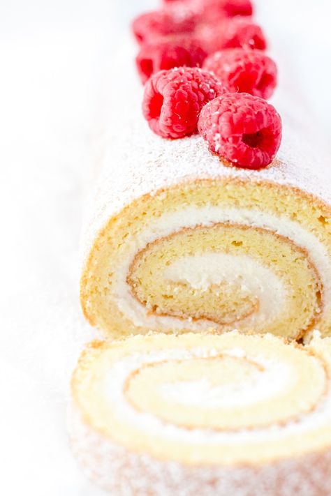 Vanilla Swiss Roll Cake, Vanilla Roll Cake Recipe, Vanilla Cake Roll, Raspberry Swiss Roll, Vanilla Swiss Roll Recipe, Roll Cake Recipe Vanilla, 2023 Desserts, Vanilla Swiss Roll, Roulade Cake