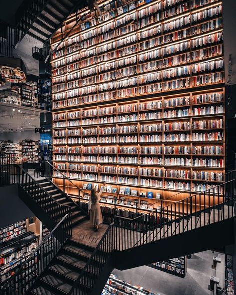 Tsutaya Bookstore, South Korea Photography, Stairs Design Interior, Bookcase Door, Nagoya Japan, Chief Architect, Instagram Autumn, Adventure Holiday, Page One