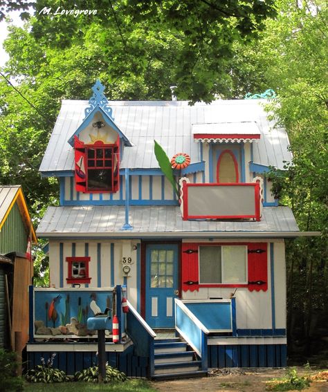 Colourful Cottage, Camp Cabins, Colorful Cottage, Art Cottage, Art Studio Design, Colorful Houses, Tent Site, Cottage Exterior, Painted Ladies