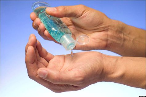 Are you the type to always carry around hand sanitizer with you??? All day, everyday?? Check out a safe way to MAKE YOUR OWN --->> #handsanitizer #sanitizerrecipe Rubbing Alcohol Uses, Ant Bites, Gel Antibacterial, Antibacterial Gel, Natural Hand Sanitizer, Alcohol En Gel, Natural Disinfectant, Diy Sprays, Hand Sanitizers