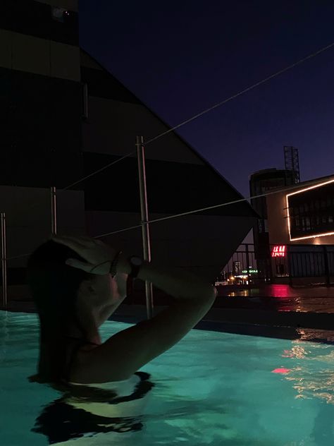 Pool Pictures Night, Night Pool Photoshoot, Pool Picture Ideas Instagram Night, Pool Night Pictures, Night Pool Pictures, At Night Pool Pics, Night Swimming Pictures, Night Time Pool Pictures, Late Night Pool Pics