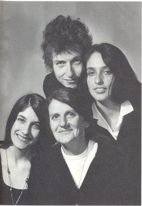 Bob Dylan with Joan Baez and her mother and her sister Mimi farina Blowin' In The Wind, Joan Baez, 60s Music, Singing Career, Soul Mates, Concert Festival, Robert Allen, Folk Music, Music Icon