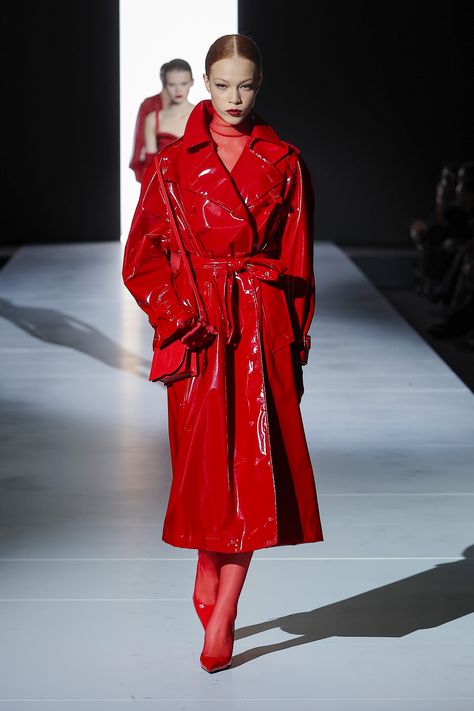 Red Runway Fashion, Dolce And Gabbana Fashion Show, Milan Fashion Week Runway, Vinyl Fashion, Dolce And Gabbana Fashion, Ready To Wear Fashion, Vinyl Clothing, 2023 Ready To Wear, High Fashion Outfits