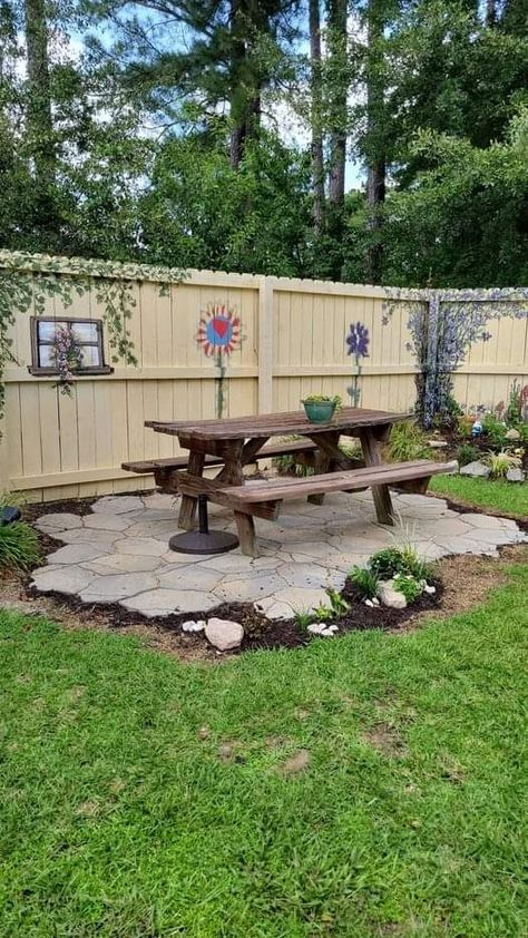 Backyard Table, Small Yard Landscaping, Small Garden Landscape, Cheap Backyard, Front Yard Garden Design, Garden Decor Projects, Backyard Paradise, Diy Outdoor Decor, Diy Backyard Landscaping