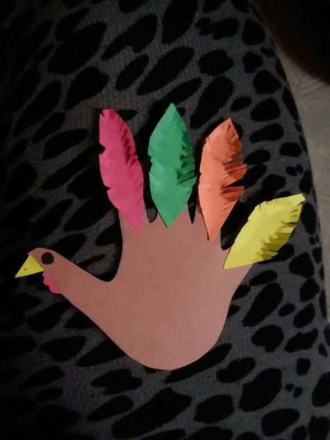 Thanksgiving Turkey Handprint Craft ~ made construction paper "feathers" 😊 Thanksgiving Craft Construction Paper, Hand Turkeys Craft, Construction Paper Feathers, Thanksgiving Crafts With Construction Paper, Turkey Hands Craft, Turkey With Feathers Craft, Thanksgiving Hand Turkey, Turkey Hand Crafts For Kids, Hand Turkey Ideas