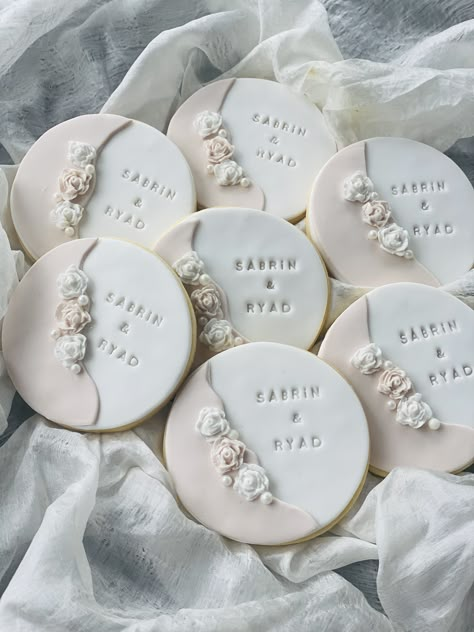 Engagement Fondant Cookies, Wedding Cookies Fondant, Engagement Biscuits, Custom Wedding Cookies, Wedding Biscuits, Wedding Biscuit, Engagement Cookies, Bridal Cookies, Cookies Wedding