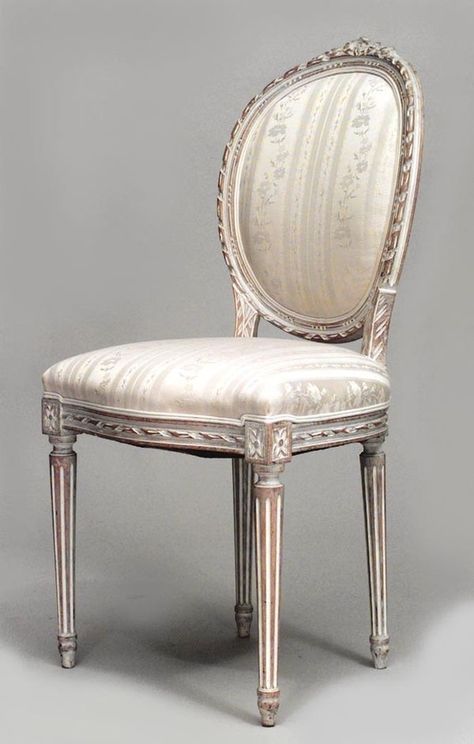 Classic Style Furniture, Louis 16 Furniture, French Antique Furniture, Classic Rooms, French Chateau Decor, Classic Chair Design, Antique French Chairs, Classic Chairs, Gilded Furniture