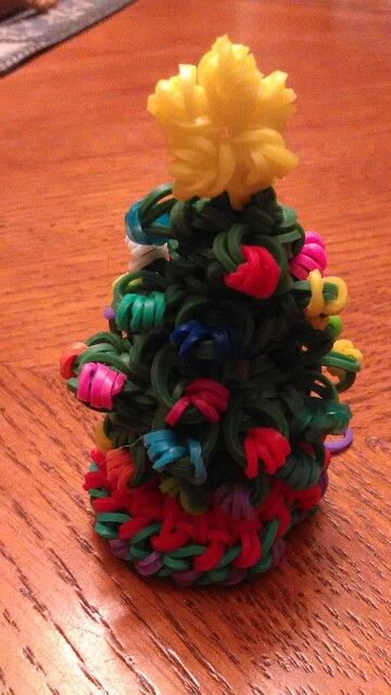 Rainbow Loom Christmas Tree Rainbow Loom Christmas, Loomband Ideas, Loom Bands Tutorial, Rainbow Loom Bracelets Easy, Rainbow Looms, Rubber Band Crafts, Rainbow Loom Creations, Rainbow Loom Patterns, Rainbow Loom Designs