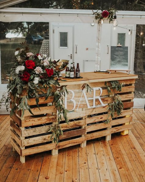 Diy Outdoor Bar For Wedding, Pallet Table Wedding, Diy Wedding Bar Table, Diy Bar At Wedding, Diy Wedding Ideas Outdoors, Pallet Bar Wedding, Outdoor Wedding Bar Setup, Diy Bar Wedding Set Up, Rustic Wedding Marquee