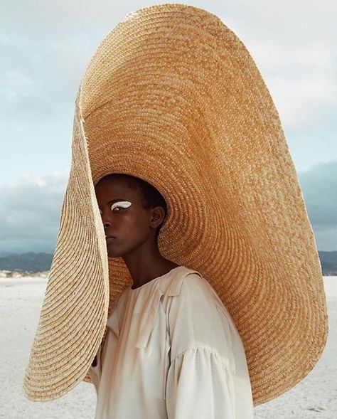 JACQUEMUS LA BOMBA HAT PRICE: 438$ Quirky Shoes, Summer Hats Beach, Straw Hat Beach, Straw Sun Hat, Big Hat, Mode Inspo, Beach Hat, Woman Beach, Mode Inspiration