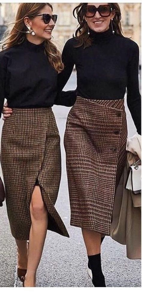 Fall Style | Black Sweaters & Brown Tweed Skirts. Classy Skirt Outfits, Mode Style Anglais, Rok Outfit, Classy Skirts, Rock Outfit, Trendy Skirts, 가을 패션, Office Casual, Plaid Skirts