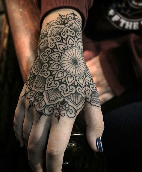 Beautiful Mandala hand tattoo by Boni Lucena Quathrö. Tattoo Main, Botanisches Tattoo, Herren Hand Tattoos, Small Wave Tattoo, Mandala Hand Tattoos, Tato Jari, Tato Henna, Hand Tats, Skeleton Hand Tattoo