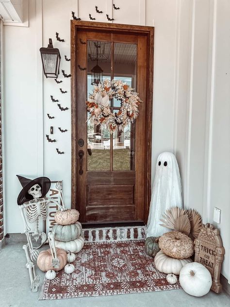 Halloween Fall Front Porch, Pumpkins Porch, Cozy Fall Porch, Fall Decor Cozy, Fall Porch Ideas, Porch Fall Decor, Halloween Front Doors, Porch Pumpkins, Boho Halloween