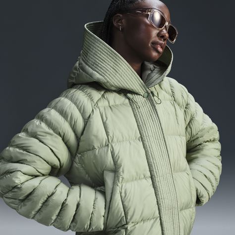 Stay warm on the coldest days by bundling up in this oversized puffer. Nike Therma-FIT technology helps manage your body’s natural heat to help keep you warm in cold-weather conditions. Exaggerated details (like the extra-wide storm flap and the oversized hood) help give this winter staple an updated look, while the PrimaLoft® Thermoplume®-filled baffles work to keep you cozy. And when your hands get cold, just slip them in the pockets—or zip them up to keep small items safe. Womens Winter Coat, Oversized Hooded Jacket, Winter Fashion Women, Louis Vuitton Taschen, Oversized Puffer Jacket, Winter Activewear, Fall Outerwear, Oversized Puffer, Women's Windbreaker