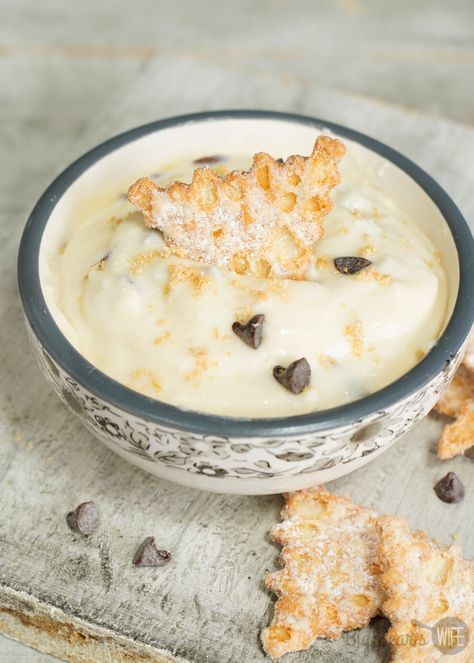 This Cannoli Dip is perfect for parties or holidays! Taste like a Cannoli without a lot of work! Super easy and tasty! Recipes With Mascarpone Cheese, Chocolate Chip Dip, Cannoli Dip, Mascarpone Dessert, Cannoli Cream, Italian Recipes Traditional, Salsa Dip, Dessert Dips, Family Eating