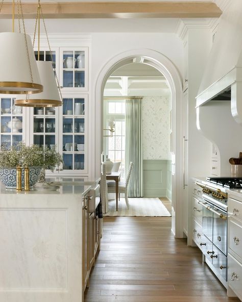 Bria Hammel Interiors (@briahammelinteriors) • Instagram photos and videos Clay Interior, Florida 30a, Provence Kitchen, Bria Hammel Interiors, Florida Kitchen, Bria Hammel, Maine Cottage, Coastal Kitchen, White Cottage