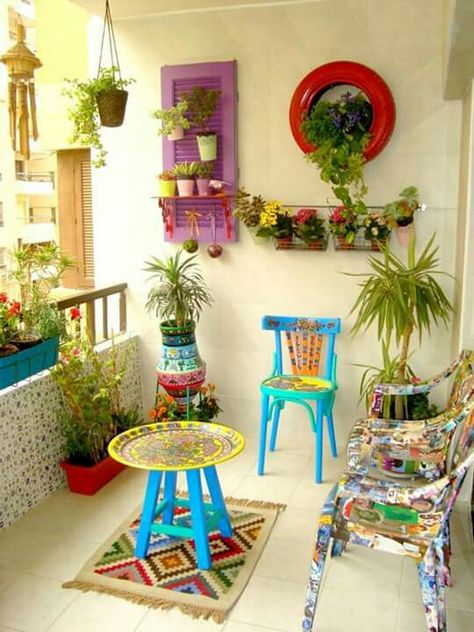 Balcony Diy, Apartment Balcony Garden, Small Balcony Garden, Balcony Ideas Apartment Indian, Beautiful Houses Interior, Apartment Diy, Casa Vintage, Deco Retro, Small Balcony Decor