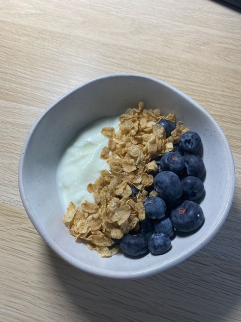 Cereal With Blueberries, Blueberry Cereal, Chia Bowl, Drawing Refrences, Meals Ideas, Dream Food, Blueberry Breakfast, Bowl Of Cereal, Blueberry Fruit