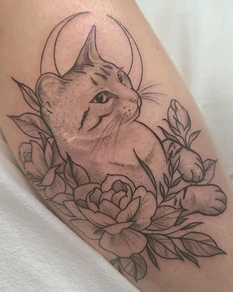 Cat Tattoo With Flowers, Tattoo With Flowers, Kitty Tattoos, Hello Kitty Tattoos, Cat Tattoo Designs, Tattoos Art, Gothic Tattoo, Memorial Tattoo, B Tattoo