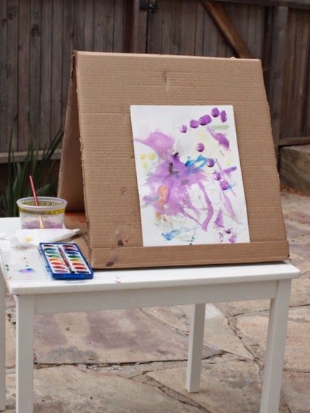 Diy Paint Easel, Cardboard Easel, Kids Art Easel, Diy Easel, Socks Diy, Kids Easel, Cardboard Creations, Silo House, Bee Classroom