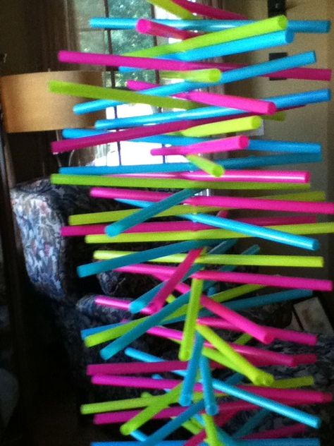 Straw Decorations #craft #kid #art #decor #home #upcycle #reuse Plastic Straw Crafts, Teaching Decor, Drinking Straw Crafts, Straw Sculpture, Crafts Aesthetic, Neon Crafts, Spinners Diy, Recycling Projects, Straw Art