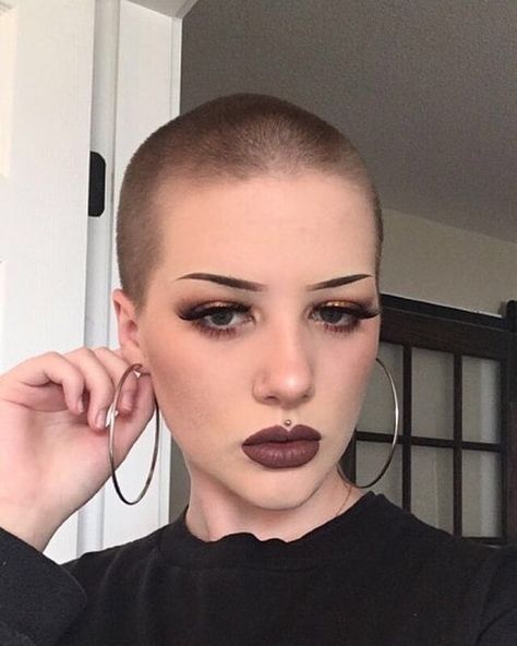 Buzz Cut Women, Girls With Shaved Heads, Buzz Cut Hairstyles, Shaved Head Women, Buzzed Hair, Shaved Hair Designs, Girls Short Haircuts, Shave My Head, Bald Girl