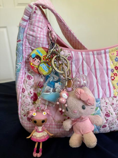 Bag With Trinkets, Purse Trinkets, Bags On Wall, Bag Trinkets, Lalaloopsy Aesthetic, Weird Bags, Trinkets Aesthetic, Bags Charms, Cute Trinkets