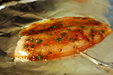 Roasted Tilapia, Tilapia Recipes Easy, Baked Tilapia Recipes, Sweet Chili Sauce Recipe, Chili Sauce Recipe, Baked Tilapia, Chile Sauce, Tilapia Recipes, Fish Dinner