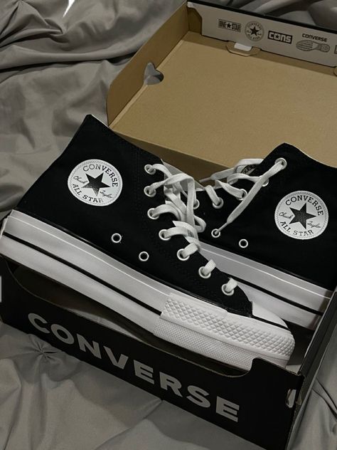 Shoes Drawing Easy, Black Hightop Converse, Black And White Widget, Converse Aesthetic, Painted Canvas Shoes, Converse Star, Shoes Drawing, All Stars Converse, Hand Painted Shoes