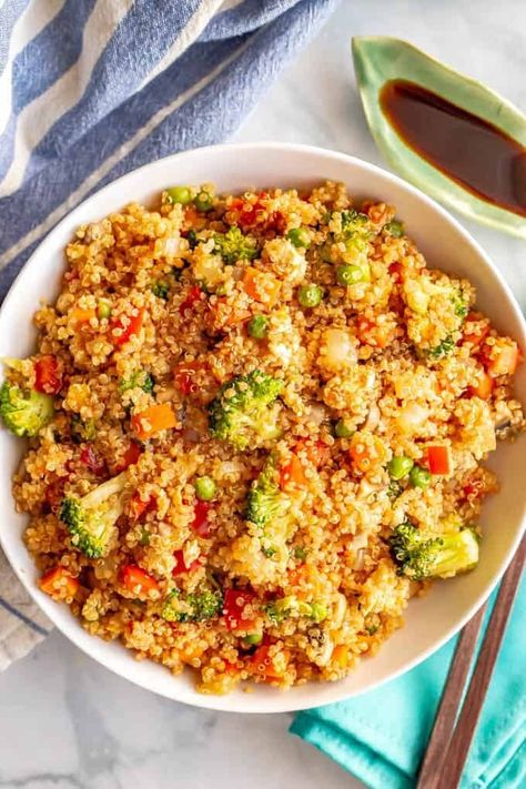 This vegetarian quinoa fried rice is quick and easy to make and loaded with fluffy quinoa and tender veggies. This 20-minute recipe is perfect for a meatless weeknight dinner! #friedrice #quinoa #vegetarianrecipes #easyvegetariandinners Meals With Rice, Quinoa Fried Rice, Fluffy Quinoa, Quinoa Recipes Easy, Quinoa Recipes Healthy, Vegetarian Quinoa, Easy Vegetarian Dinner, Rice Recipes For Dinner, Arroz Frito