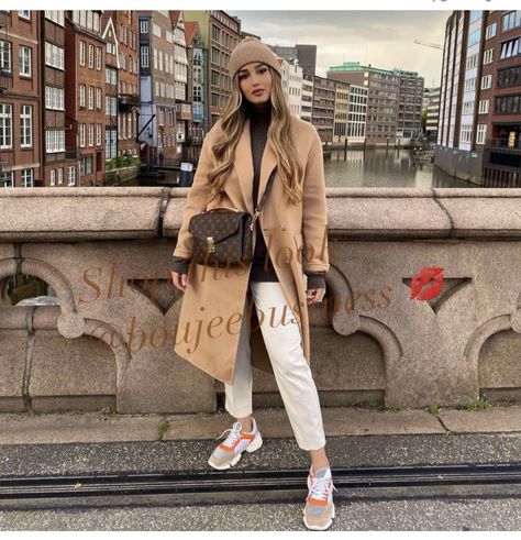 Tan Jacket Outfit, European Winter Fashion, Zara Jackets Women, Zara Puffer Jacket, European Fashion Winter, European Winter, Long Teddy Coat, Military Jacket Women, Zara Puffer