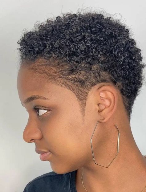 Low Cut Hairstyles, Buzz Haircut, 3c Natural Hair, Short Natural Haircuts, Natural Curly Hair Cuts, Haircuts For Black Women, Shaved Hair Designs, Tapered Natural Hair, Natural Hair Cuts