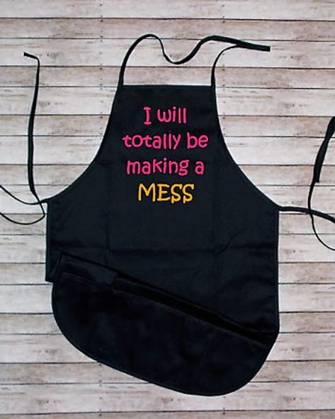 Apron Sayings, Clothes With Quotes, Craft Sayings, Personalized Apron, Craft Apron, Vinyl Personalized, Door Signs Diy, Funny Aprons, Grill Apron