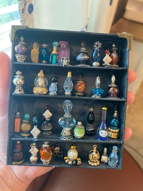 Fairy Miniatures Diy, Witchy Miniatures Diy, Jewelry Making Organization Ideas, Miniature Glass Bottle Crafts, Miniature Bottle Crafts, Diy Miniature Bookshelf, Diy Outlet Covers Ideas, Cabinet Of Curiosities Diy, Witchy Trinkets