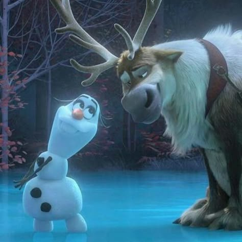 Olaf Presents, Olaf Pictures, Olaf Funny, Flower Movie, Sven And Olaf, Minion Wallpaper Iphone, Olaf And Sven, Disney Box, Disney Best Friends