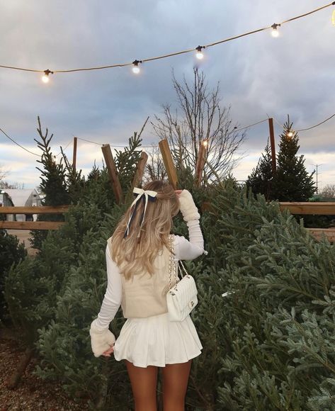 Matilda Djerf Christmas, Christmas Drink Outfits, Christmas Outfit Cold, Christmas Tree Farm Instagram Pictures, Christmas Insta Pics, Christmas Instagram Pictures Aesthetic, Christmas Tree Shopping Outfit, Christmas Tree Picture Ideas, Christmas Tree Farm Outfit Ideas