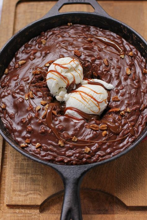 Chocolate Skillet Cake, Skillet Cake, Cake Ice Cream, Iron Skillet Recipes, Dessert Aux Fruits, Brownie Desserts, Dessert Bar, Cupcake Cake, Ice Cream Sundae