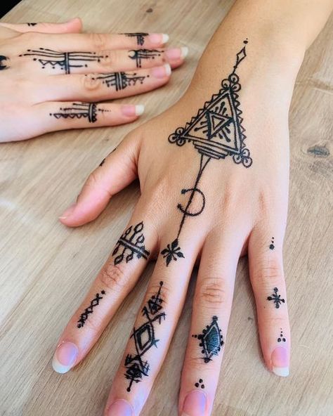 Tunisian Tattoo, Henna Style Tattoos, Henna Style, Line Art Tattoos, Tattoo Inspo, Body Art, Art Tattoo, Henna, Line Art